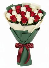 Букет Микс из красных и белых роз в Дубовом