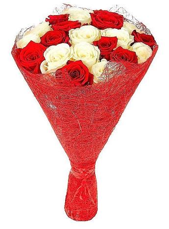 Букет Микс из красных и белых роз в Дубовом