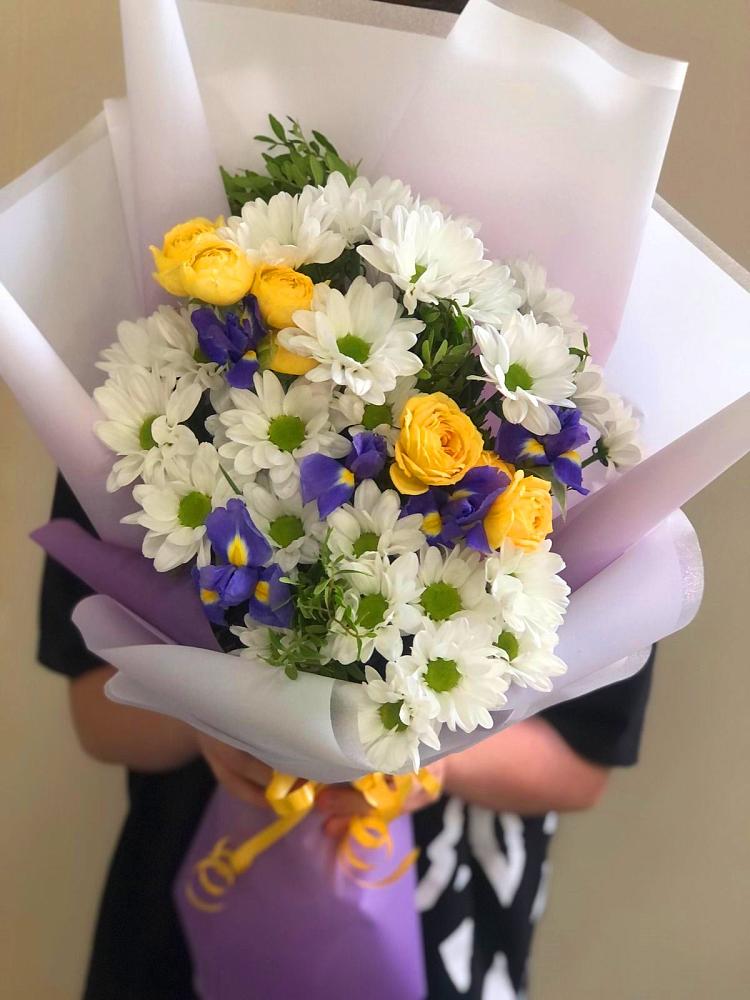 Букет цветов из: Ирисы, Хризантемы и Розы в Дубовом