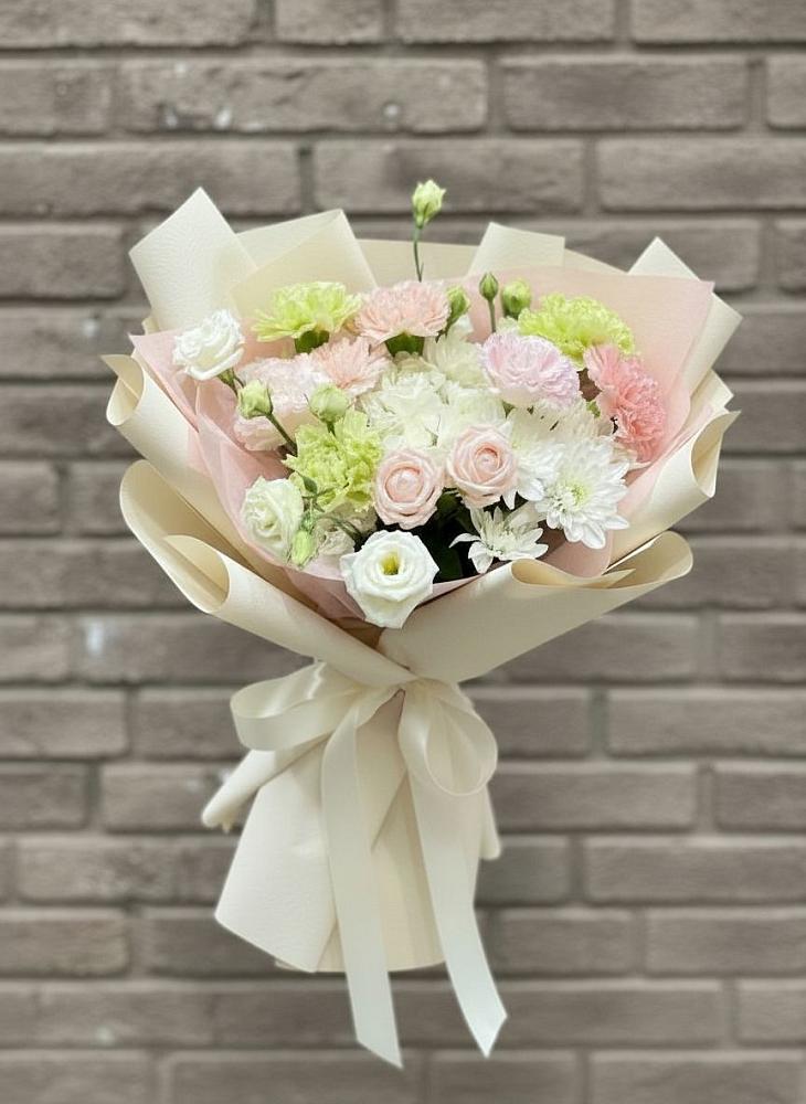 Букет цветов из: Гвоздики, Розы, Лизиантусы и Хризантемы в Дубовом