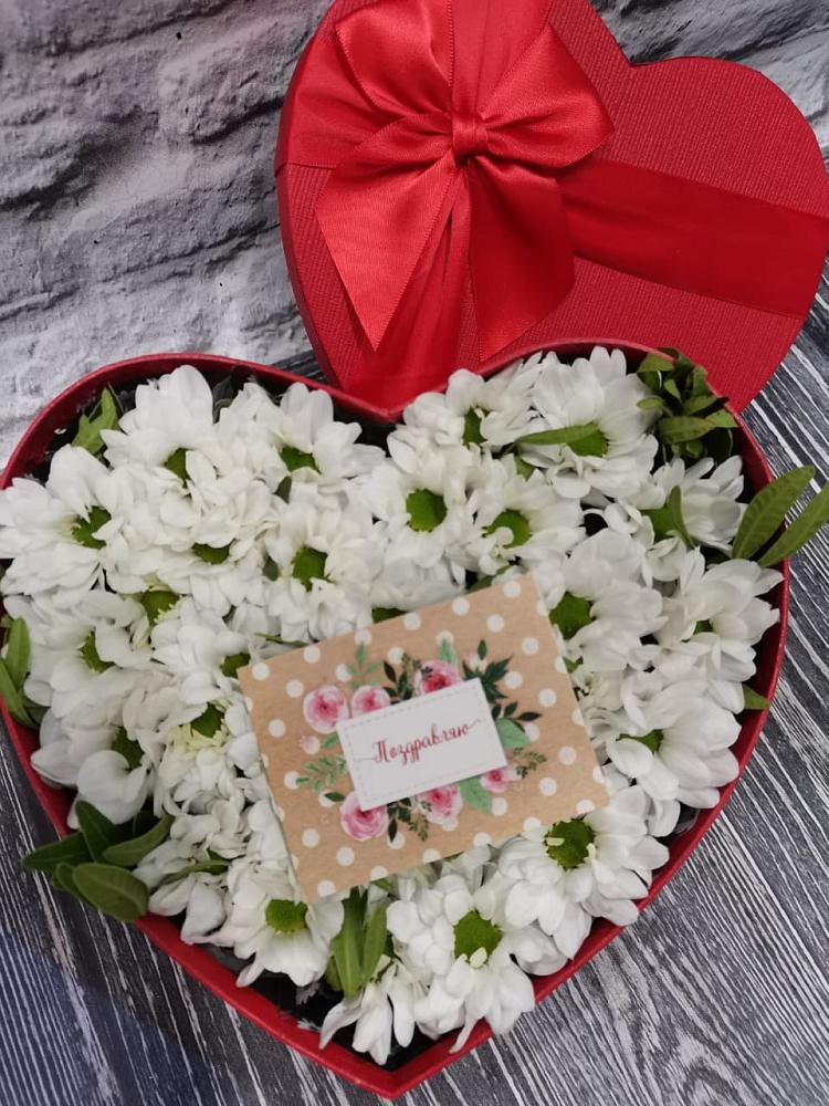 Цветочная композиция из Хризантемы в виде сердца в Дубовом