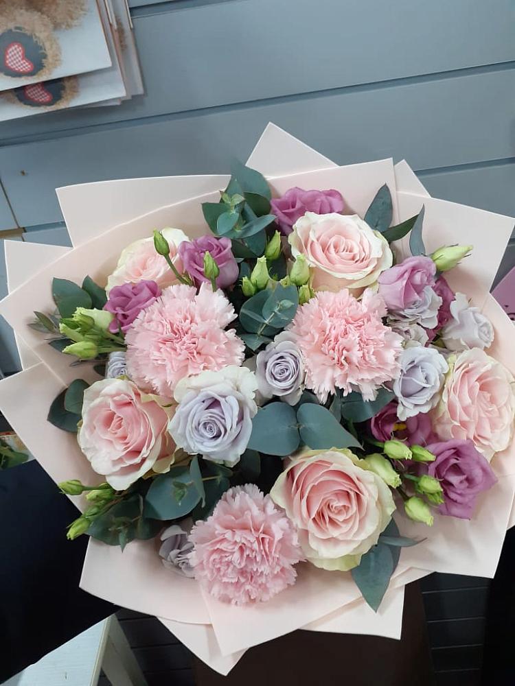 Букет цветов из: Розы, Гвоздики и Лизиантусы в Дубовом